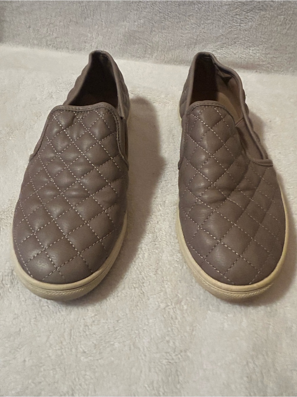 Women’s slip on gray shoes Steve Madden size 8.5 casual quilted flats dsw work
